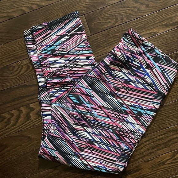 😍2/$20 Fabletics Sz S Define PowerHold® Mid-Rise Capri Digital Print Lik… - Picture 3 of 3